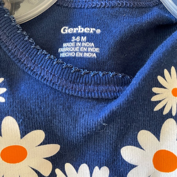 NWT Gerber newborn set size 3-6 months - Picture 2 of 4